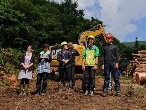 広大な広葉樹林を持つ岩泉では林業が盛んです。林業現場でのインターンシップです。