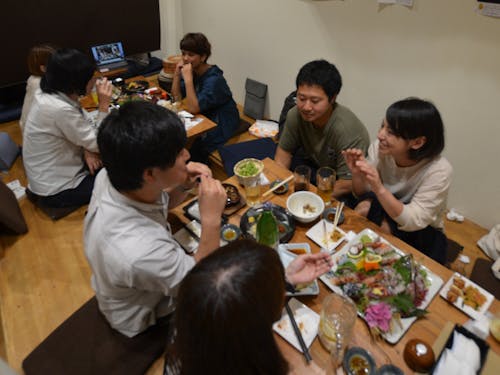 「人生横丁 第二夜」では、若いご夫婦と女性建築士が移住者ゲストとして来店!地域おこし協力隊OBOGとなった今感じることを赤裸々に話してくれました。