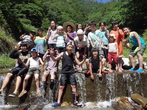 みんなでピース!(山村留学)(写真提供:泰阜村)