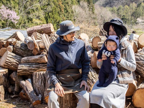 家族で薪割り(写真提供:阿智村)