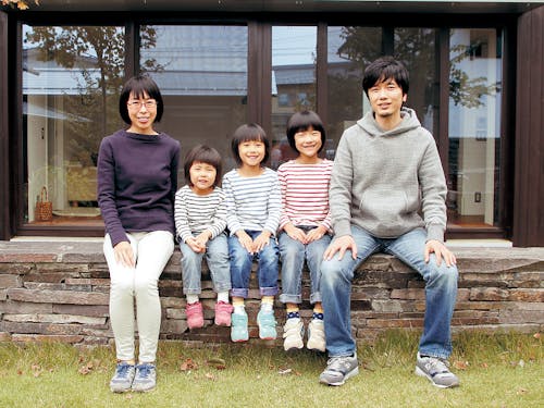 埼玉から移住し、木工作家として活動されている中川岳二さん一家