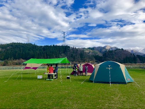 しただ塾、アウトドア実習の様子。学校のグラウンドでテントを張りました。