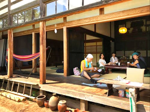 古民家で交流の様子