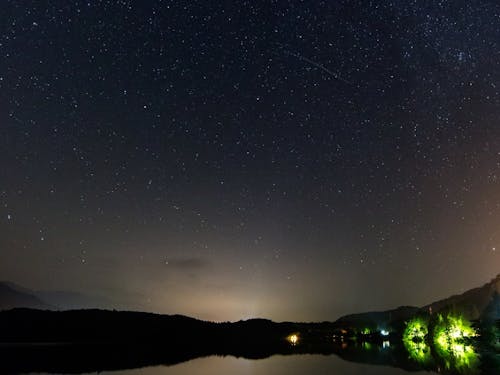 星空(写真は青木湖)