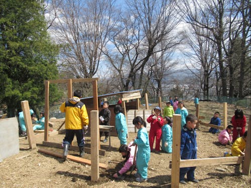動物たちの小屋は自分たちで建てる
