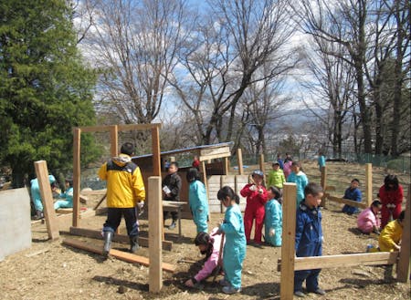 動物たちの小屋は自分たちで建てる