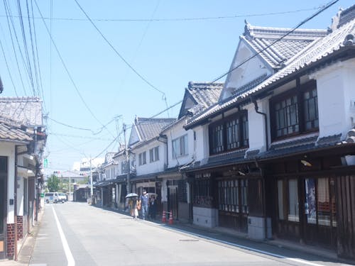 白壁のまちなみを散歩