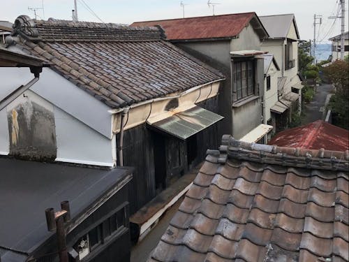 国府津の海側の路地。(杉山さんInstagramより)