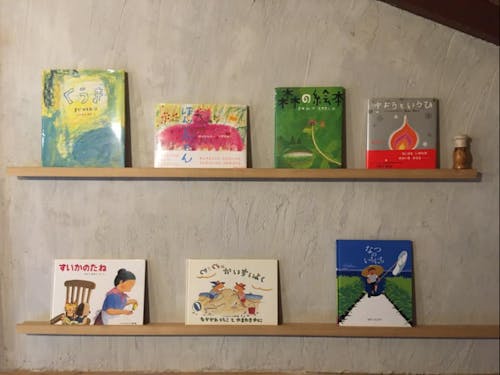 ギャラリーの2階には、古絵本を扱う本屋さん