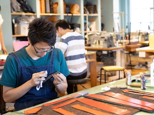 市内企業から材料を譲ってもらえるのも"カバンのまち"ならでは