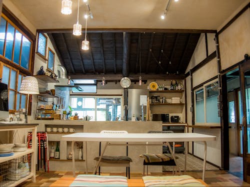 リノベーションされたキッチンリビング。古家の趣と、新たな価値観の融合はなかなかかっこいいです！ここで日夜物語が生まれます。