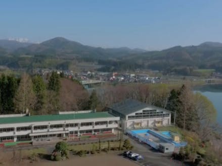 花山小学校は、花山湖を臨む高台の上にあります。（栗原市公式YouTubeより）