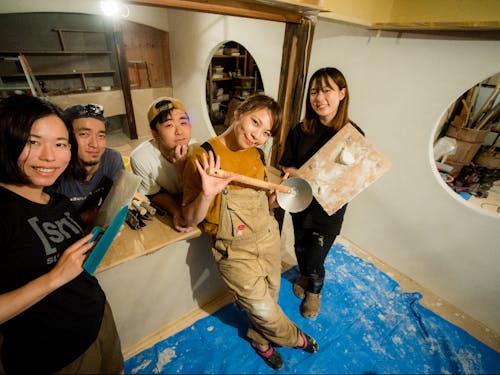 応接間兼たつみが行う旅と海外買付の販売サロンとなるスペースのリノベ中！中庭に面した素敵空間！大工とシェアメイト