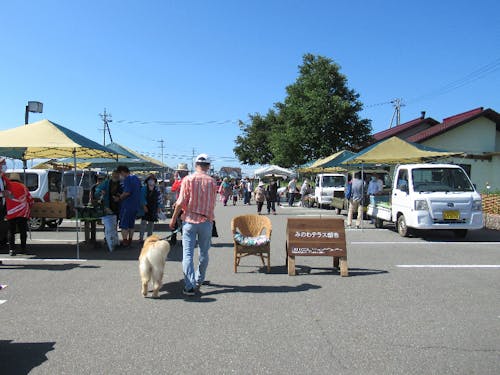 みのわテラス朝市。地元の新鮮な野菜やパン、おやつが買えます。