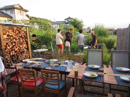 外で夜ごはん食べたり、BBQしたり。