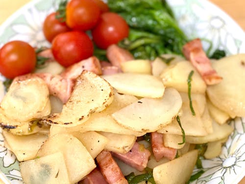 朝収穫した物を昼の賄いで頂く贅沢!この日のジャガイモは最高!