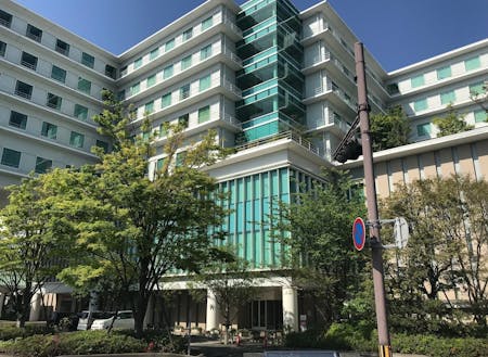地域医療を支える小松島日赤病院が市街地の中心にあります。