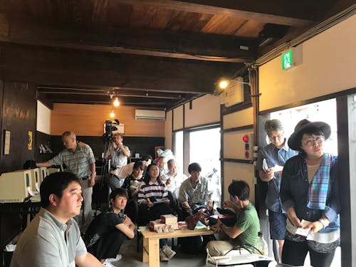 地域の人々と移住者が定期的に交流する場があります。