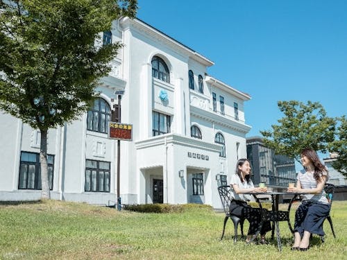 職場となる豊岡市役所前の広場