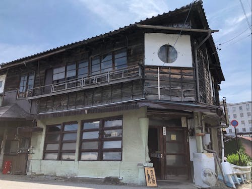 街に愛される黒猫の建物