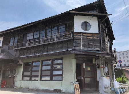 街に愛される黒猫の建物