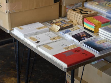 田口さんの執筆した本も並ぶ