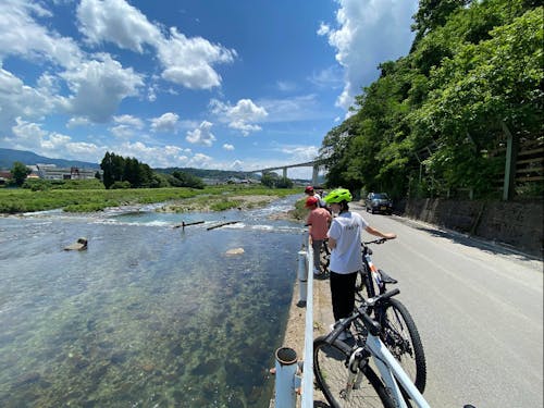 ツアー中の移動はサイクリングも