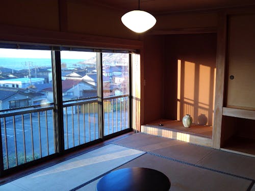 波(ha)のお部屋、海とムラ眺めて。