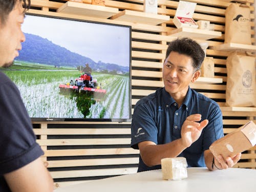 自社特設プレゼンルームで、お米作りへの情熱を語る青山さん