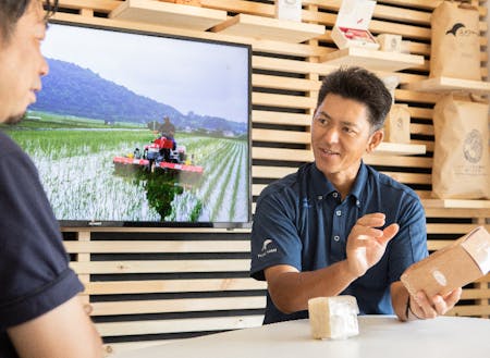 自社特設プレゼンルームで、お米作りへの情熱を語る青山さん