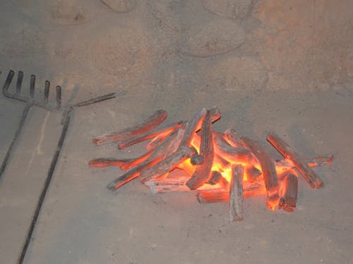 取り出した炭材を、素灰をかけて冷やしていく。