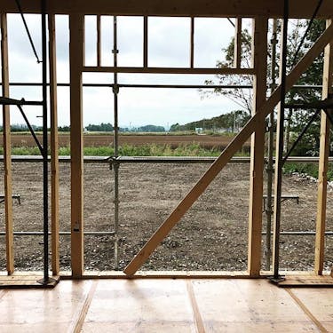 北海道らしい景色を楽しんでもらいたくて、大開口の窓をつけました。