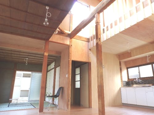 吹き抜けで自然光を採入れ、明るく開放的な空間を演出しています