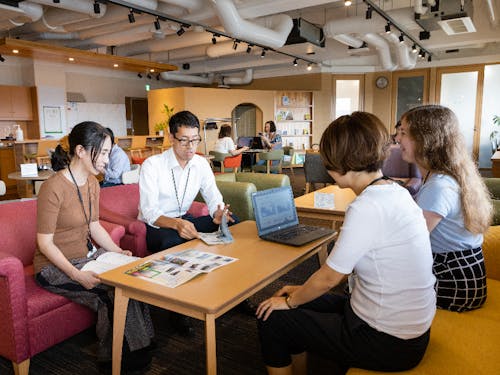 事務所の隣のコワーキングスペースで打ち合わせすることも