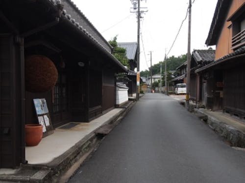 街道の面影が今も残る、店舗前の通り