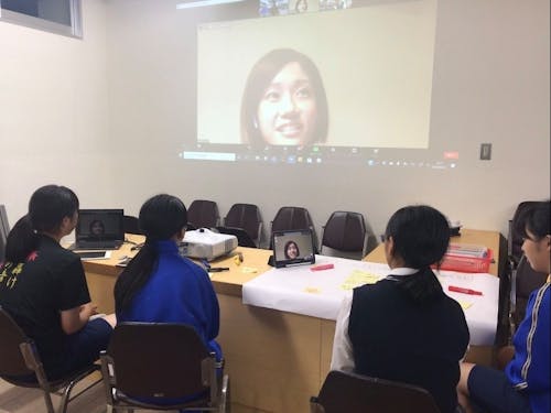 公営塾「神峰学舎」の様子。教科学習の他にも様々な分野のゲストを呼んで生徒と意見交換をする機会を設けています。