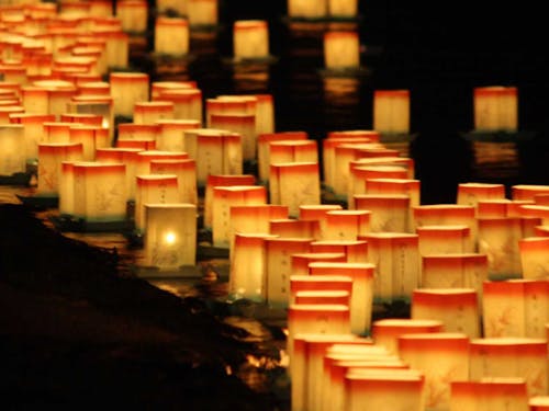 一年で最も大きなイベントである大灯籠流し。幻想的な光景です。