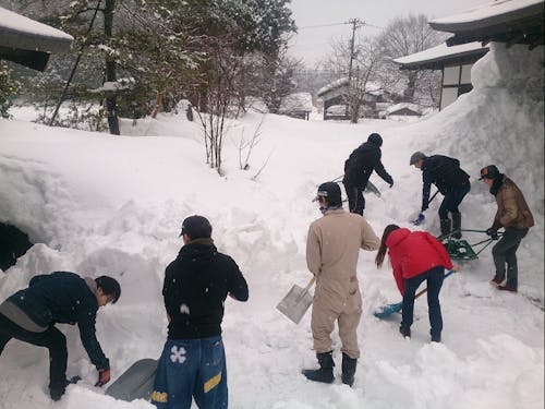 冬は雪がたくさん降り積もります（雪かきボランティアも募集しています！）