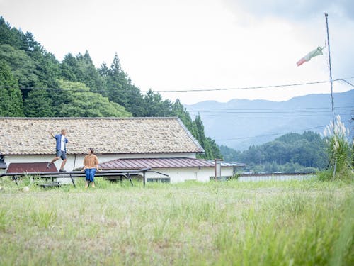 「やまごやなないろ」の外の広場