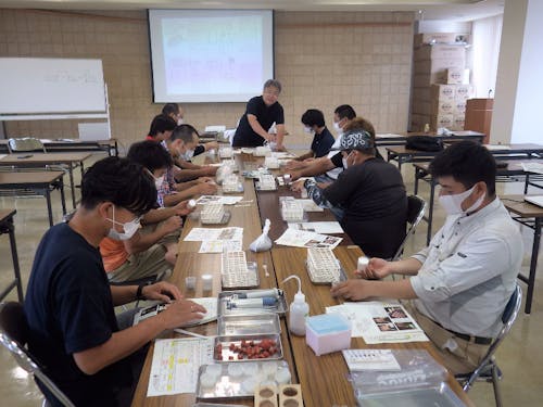 農業スクールの研修で共通の栽培理論も学べます
