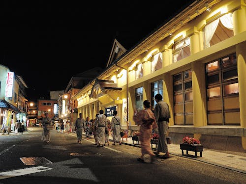 休日は、開湯1300年の城崎温泉で疲れを癒してください