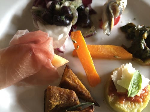 古民家交流拠点施設内のイタリアンレストランでは、地元食材を楽しめます。