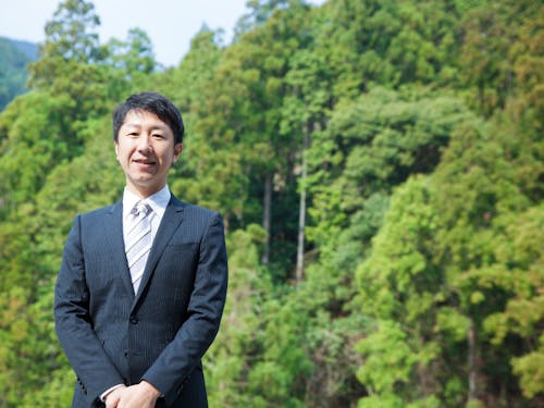 野地木材工業の専務取締役・野地 伸卓氏。