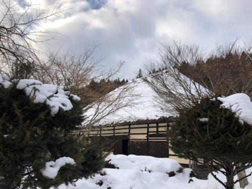 雪に埋もれる古民家で囲炉裏を囲みましょう