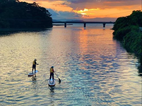 ワーケーション来訪者へSUP体験をアテンドする協力隊のみなみちゃん