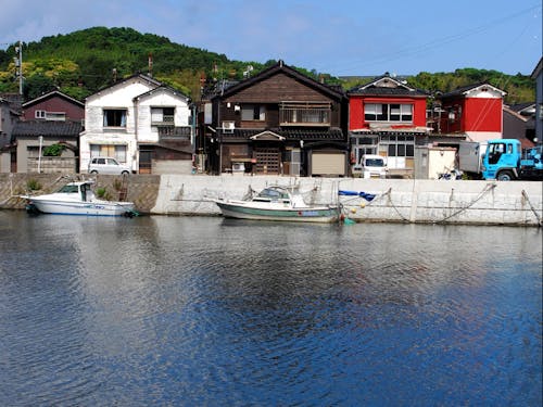 海辺の街並みも