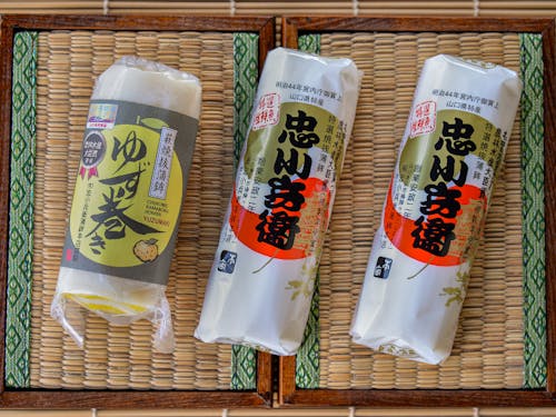 お店の人気商品「ゆず巻き」「焼き抜き蒲鉾忠小兵衛」