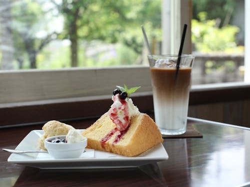 空き家を改装したおしゃれなカフェやショップが増え、お店同士のネットワークもできています。