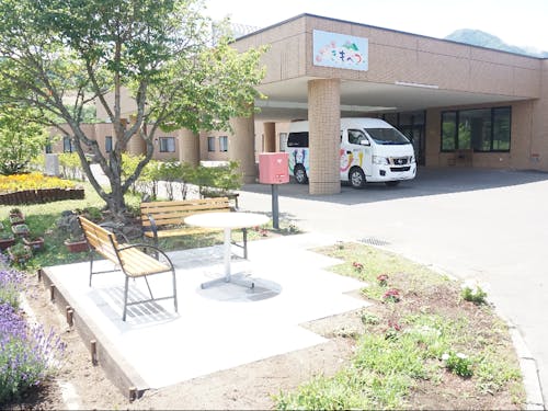 障がい者福祉施設「愛和の里きもべつ」の前庭にあるカフェスペースは職員のDIY!