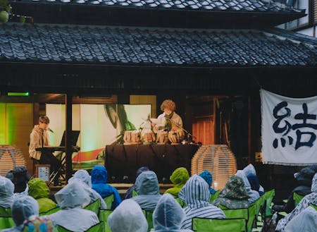 『結いのおと』では、ライブハウスや音楽ホールではなく、結城市を代表する寺院や酒蔵、着物問屋の建物や昭和初期に別荘として建てられた日本料理店、フランスの片田舎に迷い込んだかのようなカフェが一日限りのステージに。地域の人も快く使用を承諾してくれるというから驚きです…!